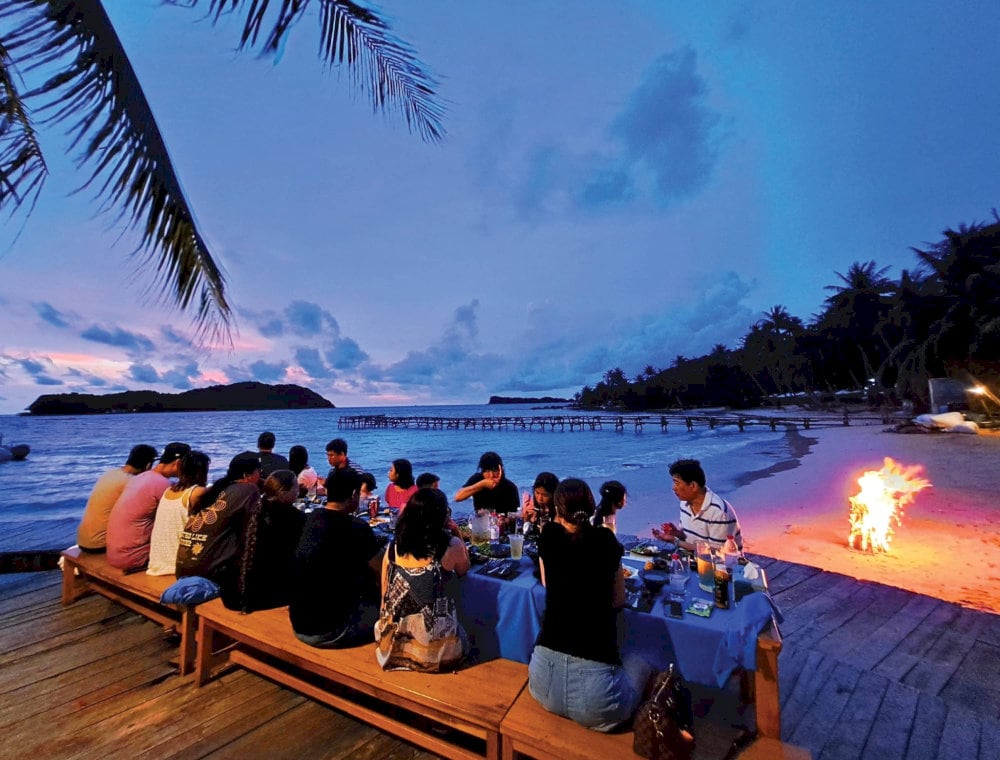 Thưởng thức tiệc nướng bên bãi biển. 
